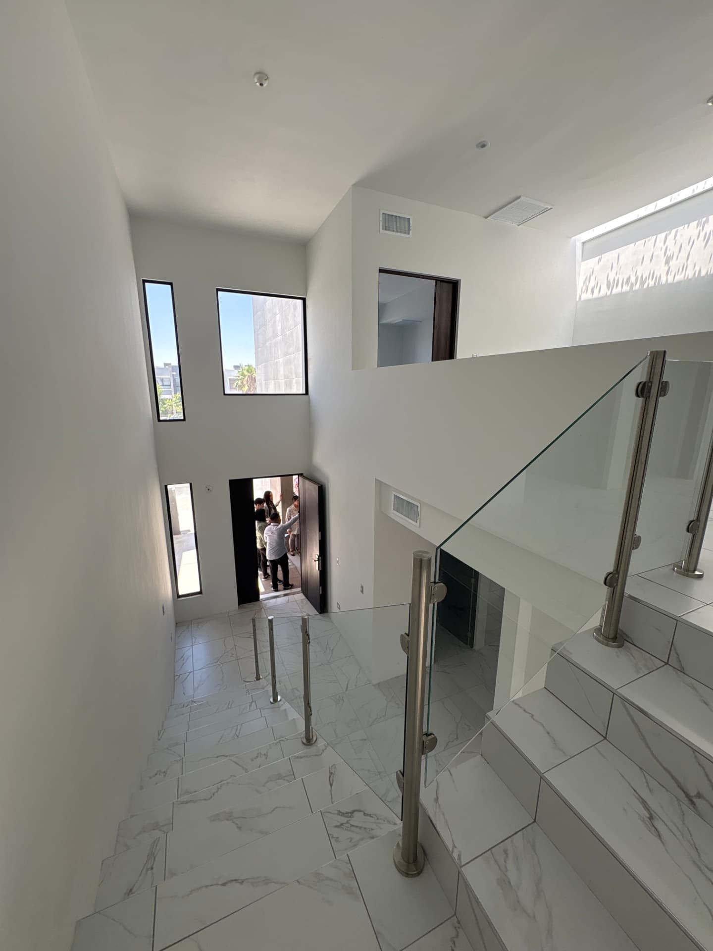 Vestíbulo de doble altura con escalera