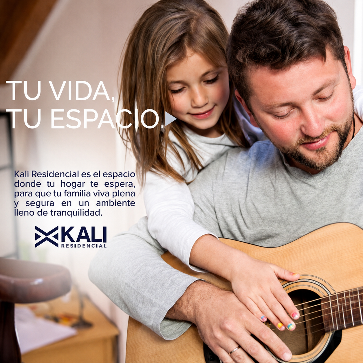 Familia disfrutando su hogar en Kali Residencial