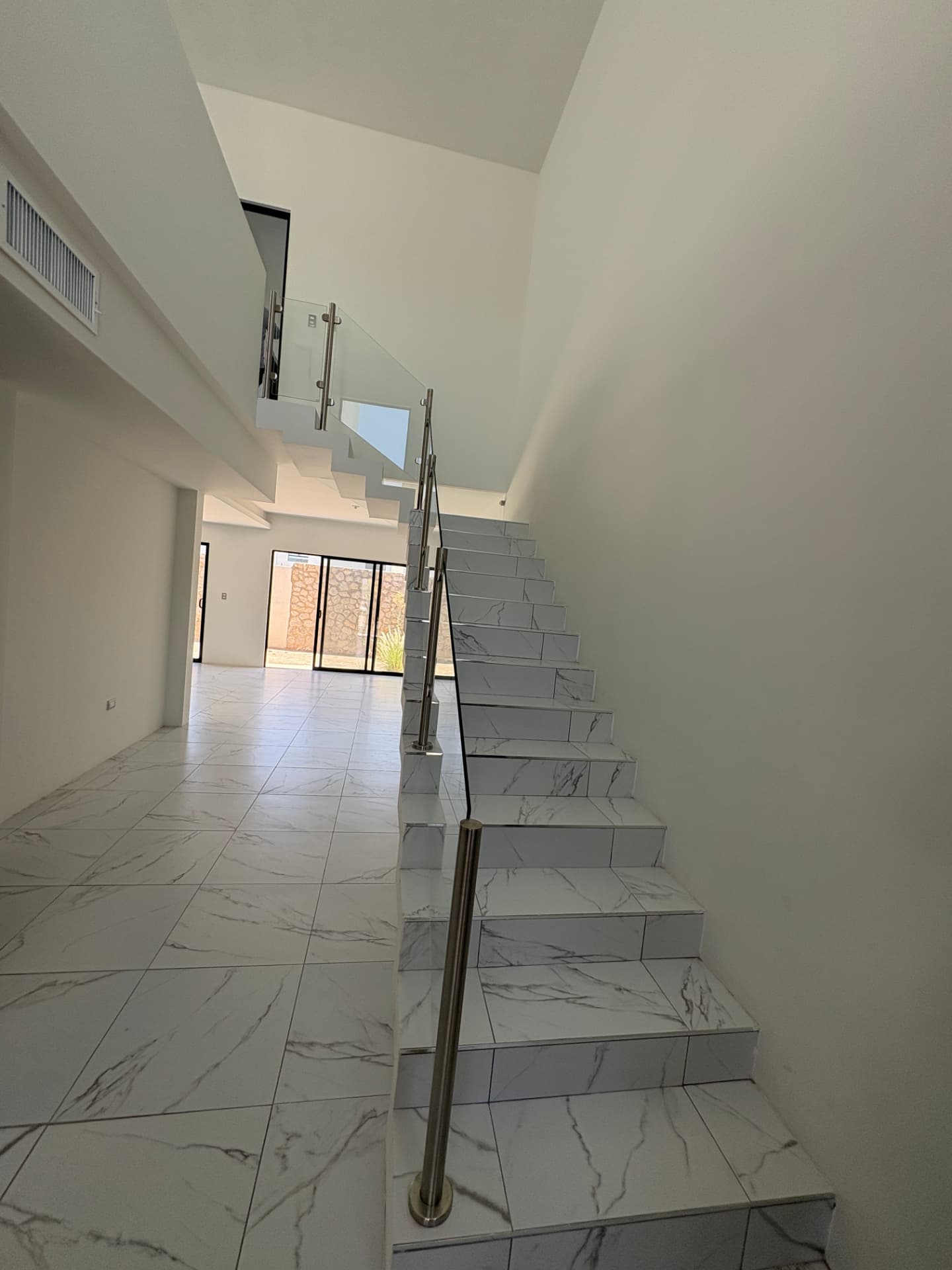 Escalera y acceso a la planta alta