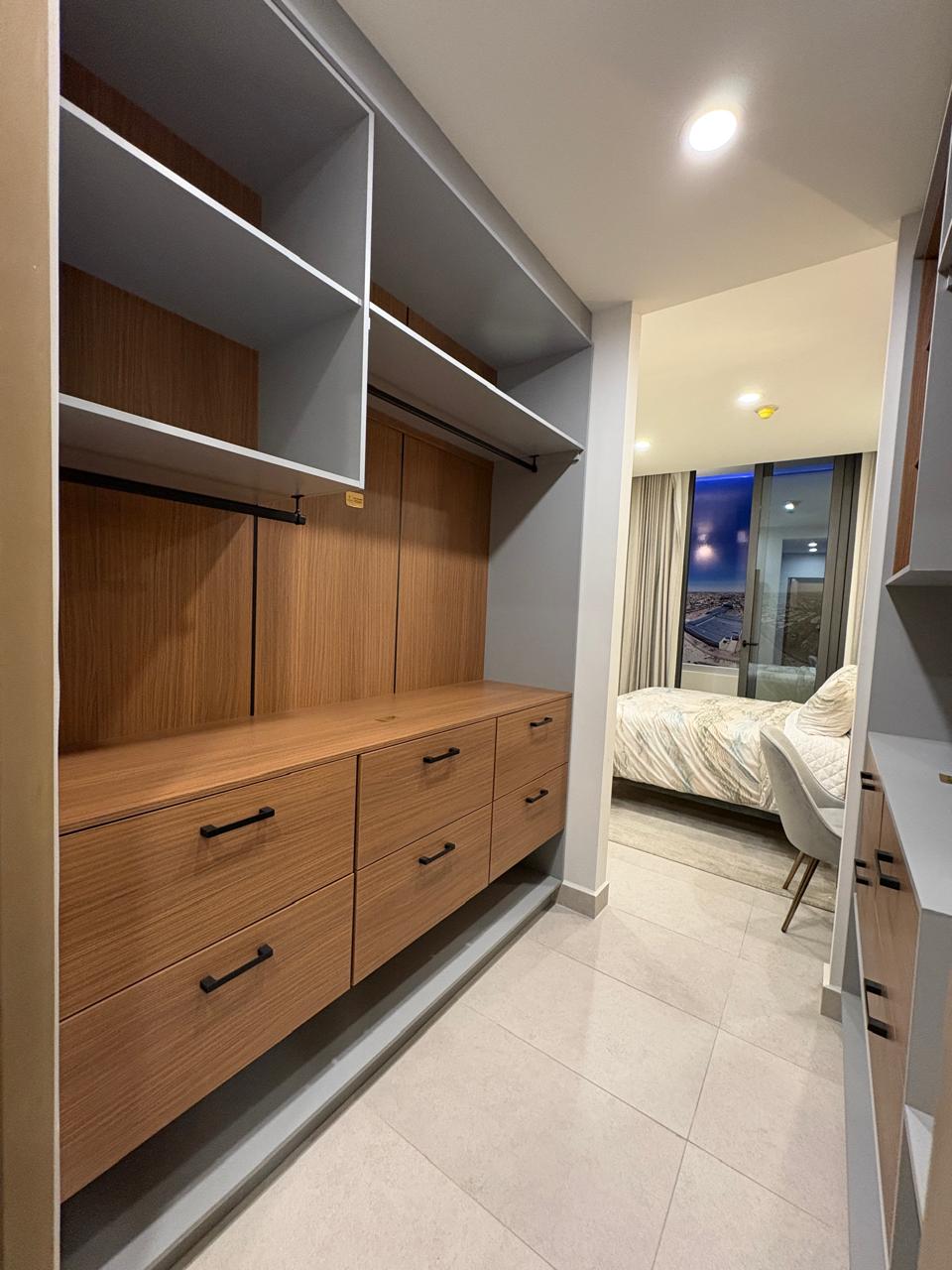 Interiores de departamento muestra en Fonttera Towers