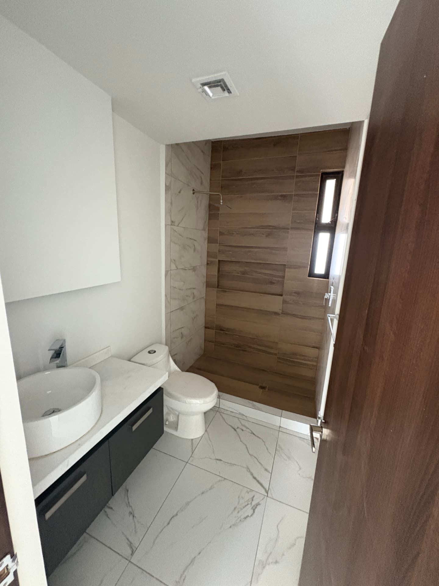 Baño completo de la residencia